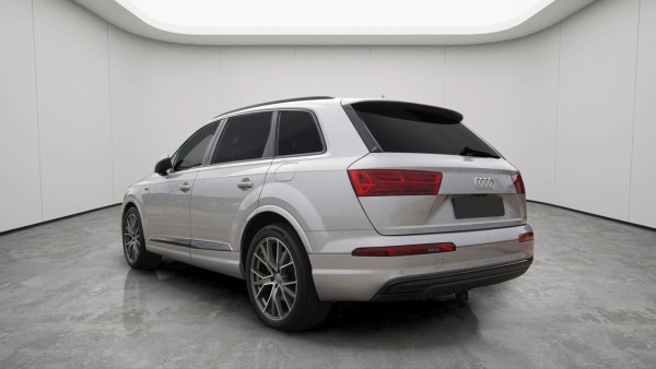 Audi Q7-0